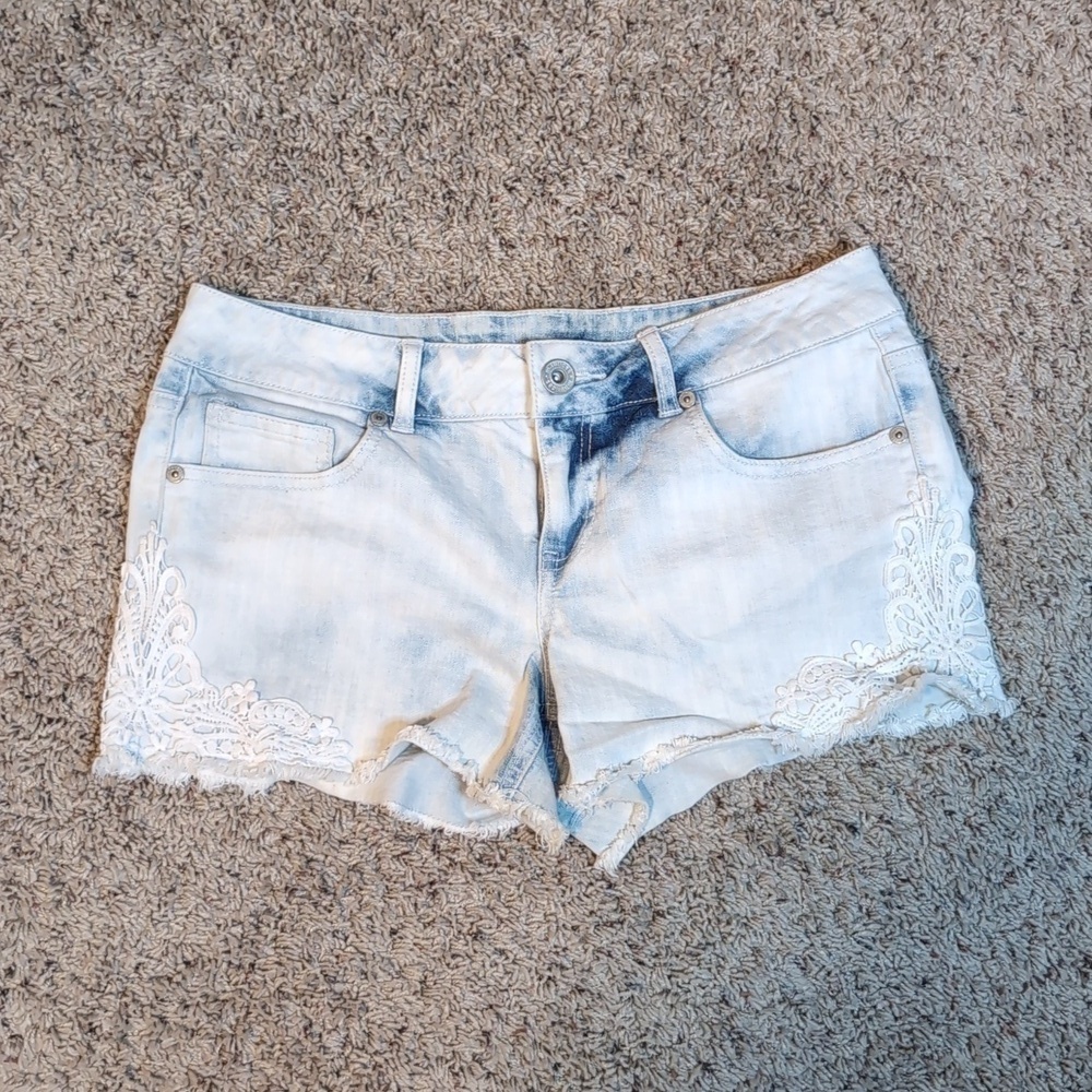 Maurices Distressed Crochet Lace Light Stone Wash Denim Shorts Sz 7/8